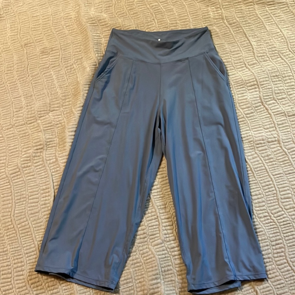 Wide leg cropped pants, size large.